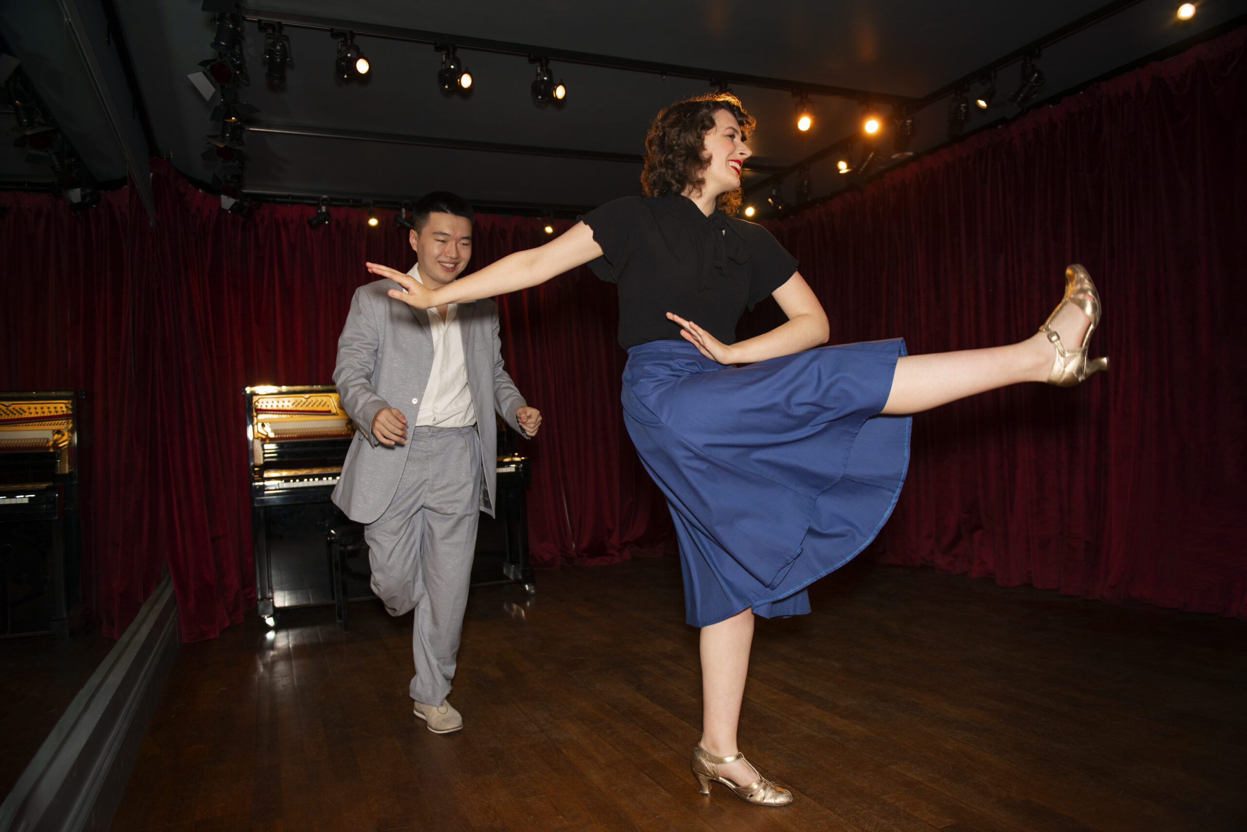 full-shot-people-swing-dancing